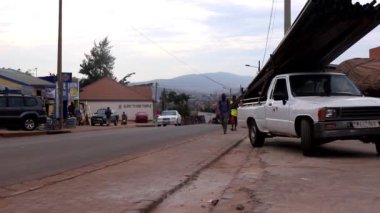 Mart 2019 'da Kigali, Ruanda' daki Kicukiro Pazarı 'nda kimliği belirsiz kişiler.