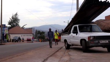 Mart 2019 'da Kigali, Ruanda' daki Kicukiro Pazarı 'nda kimliği belirsiz kişiler.