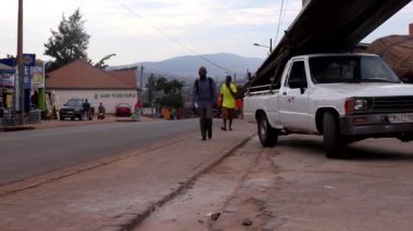 Mart 2019 'da Kigali, Ruanda' daki Kicukiro Pazarı 'nda kimliği belirsiz kişiler.