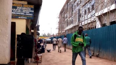 Mart 2019 'da Kigali, Ruanda' daki Kicukiro Pazarı 'nda kimliği belirsiz kişiler.