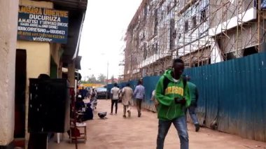 Mart 2019 'da Kigali, Ruanda' daki Kicukiro Pazarı 'nda kimliği belirsiz kişiler.