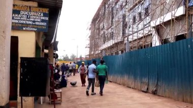 Mart 2019 'da Kigali, Ruanda' daki Kicukiro Pazarı 'nda kimliği belirsiz kişiler.