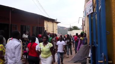 Mart 2019 'da Kigali, Ruanda' daki Kicukiro Pazarı 'nda kimliği belirsiz kişiler.