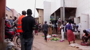 Mart 2019 'da Kigali, Ruanda' daki Kicukiro Pazarı 'nda kimliği belirsiz kişiler.