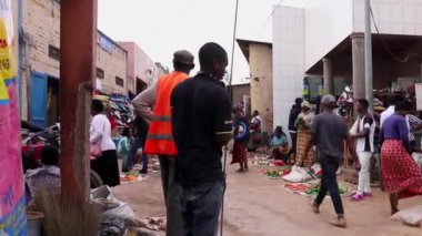 Mart 2019 'da Kigali, Ruanda' daki Kicukiro Pazarı 'nda kimliği belirsiz kişiler.