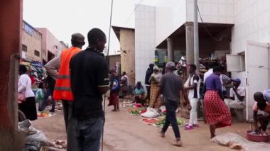 Mart 2019 'da Kigali, Ruanda' daki Kicukiro Pazarı 'nda kimliği belirsiz kişiler.