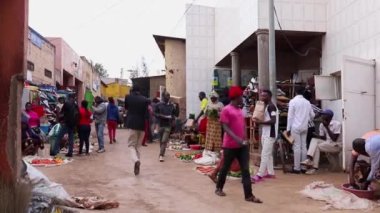 Mart 2019 'da Kigali, Ruanda' daki Kicukiro Pazarı 'nda kimliği belirsiz kişiler.