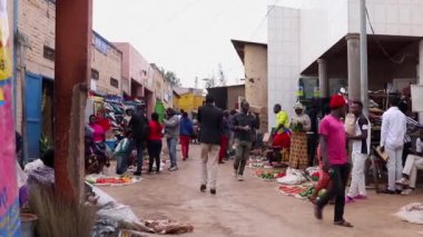 Mart 2019 'da Kigali, Ruanda' daki Kicukiro Pazarı 'nda kimliği belirsiz kişiler.