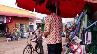 Mart 2019 'da Kigali, Ruanda' daki Kicukiro Pazarı 'nda kimliği belirsiz kişiler.