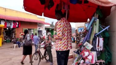 Mart 2019 'da Kigali, Ruanda' daki Kicukiro Pazarı 'nda kimliği belirsiz kişiler.