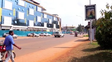 Mart 2019 'da Kigali, Ruanda' daki Kicukiro Pazarı 'nda kimliği belirsiz kişiler.