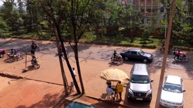 Doğu Afrika, Ruanda 'nın başkenti Kigali' nin Kicukiro ilçesinde yaklaşık Mart 2019 'da trafik vardı.