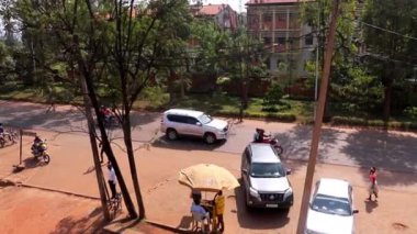 Doğu Afrika, Ruanda 'nın başkenti Kigali' nin Kicukiro ilçesinde yaklaşık Mart 2019 'da trafik vardı.