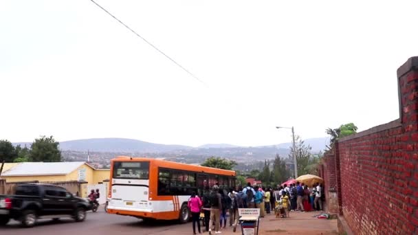 2019年3月頃 東アフリカのルワンダの首都キガリ県の道路交通 — ストック動画