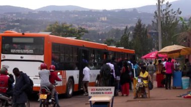 Doğu Afrika, Ruanda 'nın başkenti Kigali' nin Kicukiro ilçesinde yaklaşık Mart 2019 'da trafik vardı.