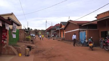 Doğu Afrika, Ruanda 'nın başkenti Kigali' nin Kicukiro ilçesinde yaklaşık Mart 2019 'da trafik vardı.