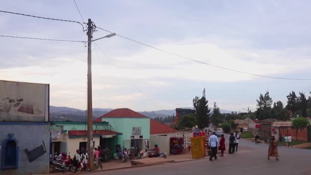 Tieliikenne Kicukiron Alueella Kigalissa Ruandan Pääkaupungissa Itä Afrikassa Noin Maaliskuussa — kuvapankkivideo
