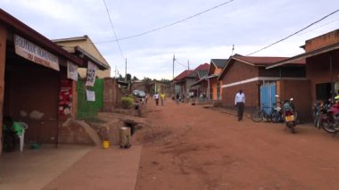 Doğu Afrika, Ruanda 'nın başkenti Kigali' nin Kicukiro ilçesinde yaklaşık Mart 2019 'da trafik vardı.