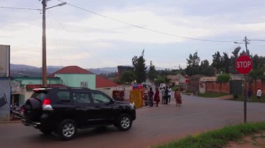 Doğu Afrika, Ruanda 'nın başkenti Kigali' nin Kicukiro ilçesinde yaklaşık Mart 2019 'da trafik vardı.