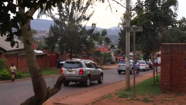 2019年3月左右 东非卢旺达首都基加利Kicukiro区的公路交通 — 图库视频影像