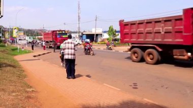 Doğu Afrika, Ruanda 'nın başkenti Kigali' nin Kicukiro ilçesinde yaklaşık Mart 2019 'da trafik vardı.