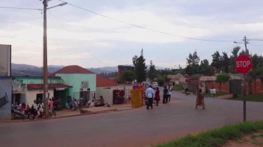 Doğu Afrika, Ruanda 'nın başkenti Kigali' nin Kicukiro ilçesinde yaklaşık Mart 2019 'da trafik vardı.
