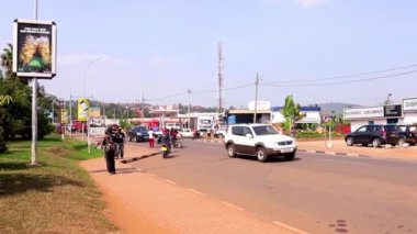 Doğu Afrika, Ruanda 'nın başkenti Kigali' nin Kicukiro ilçesinde yaklaşık Mart 2019 'da trafik vardı.