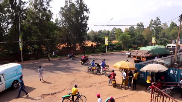 2019年3月頃 東アフリカのルワンダの首都キガリ市のキクイロ地区にあるニャンザ道路の道路交通 — ストック動画