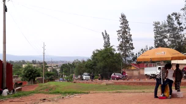 ルワンダ東アフリカの首都キガリにあるニャンザ山の未確認の人々と交通2019年3月頃 — ストック動画