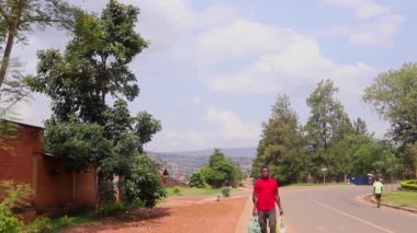 Mart 2019 'da Kigali, Ruanda' daki Kicukiro Pazarı 'nda kimliği belirsiz kişiler.