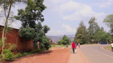 Mart 2019 'da Kigali, Ruanda' daki Kicukiro Pazarı 'nda kimliği belirsiz kişiler.