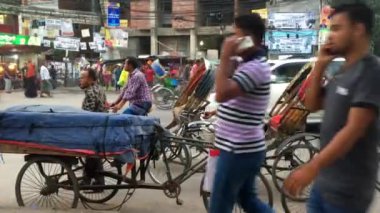 Bangladeş 'in başkenti Dhaka' nın Adabor ilçesindeki Halka Yolu 'nda kimliği belirsiz kişiler ve sokak trafiği Şubat 2019 dolaylarında gerçekleşti.