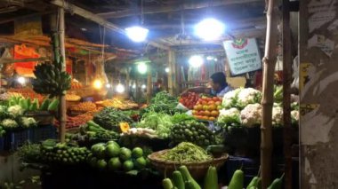 Bangladeş 'in başkenti Dhaka' nın Shyamoli bölgesindeki Shampa Market 'te kimliği belirsiz kişiler, yaklaşık Şubat 2019