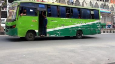 Bangladeş 'in başkenti Dhaka' nın Adabor ilçesindeki Halka Yolu 'nda kimliği belirsiz kişiler ve sokak trafiği Şubat 2019 dolaylarında gerçekleşti.