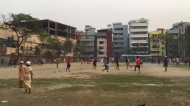 Bangladeş 'in başkenti Dhaka' nın Shyamoli bölgesindeki RA çocuk parkında kimliği belirsiz çocuklar ve gençler.