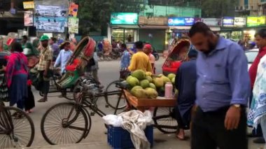 Bangladeş 'in başkenti Dhaka' nın Adabor ilçesindeki Halka Yolu 'nda kimliği belirsiz kişiler ve sokak trafiği Şubat 2019 dolaylarında gerçekleşti.