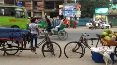 Bangladeş 'in başkenti Dhaka' nın Adabor ilçesindeki Halka Yolu 'nda kimliği belirsiz kişiler ve sokak trafiği Şubat 2019 dolaylarında gerçekleşti.