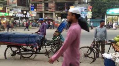 Bangladeş 'in başkenti Dhaka' nın Adabor ilçesindeki Halka Yolu 'nda kimliği belirsiz kişiler ve sokak trafiği Şubat 2019 dolaylarında gerçekleşti.