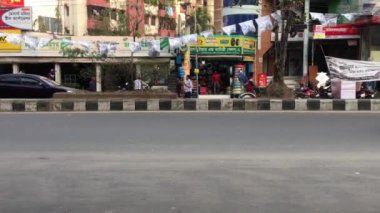 Bangladeş 'in başkenti Dhaka' nın Adabor ilçesindeki Halka Yolu 'nda kimliği belirsiz kişiler ve sokak trafiği Şubat 2019 dolaylarında gerçekleşti.