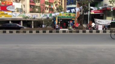 Bangladeş 'in başkenti Dhaka' nın Adabor ilçesindeki Halka Yolu 'nda kimliği belirsiz kişiler ve sokak trafiği Şubat 2019 dolaylarında gerçekleşti.