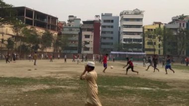 Bangladeş 'in başkenti Dhaka' nın Shyamoli bölgesindeki RA çocuk parkında kimliği belirsiz çocuklar ve gençler.
