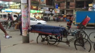 Bangladeş 'in başkenti Dhaka' nın Adabor ilçesindeki Halka Yolu 'nda kimliği belirsiz kişiler ve sokak trafiği Şubat 2019 dolaylarında gerçekleşti.