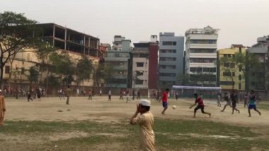 Bangladeş 'in başkenti Dhaka' nın Shyamoli bölgesindeki RA çocuk parkında kimliği belirsiz çocuklar ve gençler.