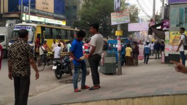 Bangladeş 'in başkenti Dhaka' nın Adabor ilçesindeki Halka Yolu 'nda kimliği belirsiz kişiler ve sokak trafiği Şubat 2019 dolaylarında gerçekleşti.