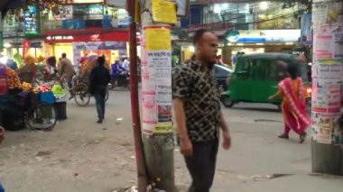 Bangladeş 'in başkenti Dhaka' nın Adabor ilçesindeki Halka Yolu 'nda kimliği belirsiz kişiler ve sokak trafiği Şubat 2019 dolaylarında gerçekleşti.