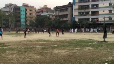 Bangladeş 'in başkenti Dhaka' nın Shyamoli bölgesindeki RA çocuk parkında kimliği belirsiz çocuklar ve gençler.