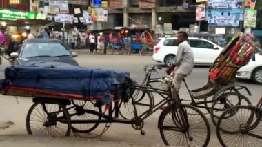 Bangladeş 'in başkenti Dhaka' nın Adabor ilçesindeki Halka Yolu 'nda kimliği belirsiz kişiler ve sokak trafiği Şubat 2019 dolaylarında gerçekleşti.