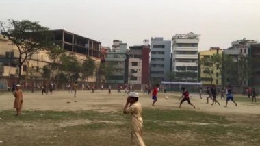 Bangladeş 'in başkenti Dhaka' nın Shyamoli bölgesindeki RA çocuk parkında kimliği belirsiz çocuklar ve gençler.