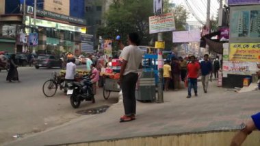 Bangladeş 'in başkenti Dhaka' nın Adabor ilçesindeki Halka Yolu 'nda kimliği belirsiz kişiler ve sokak trafiği Şubat 2019 dolaylarında gerçekleşti.