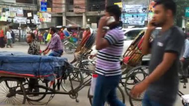 Bangladeş 'in başkenti Dhaka' nın Adabor ilçesindeki Halka Yolu 'nda kimliği belirsiz kişiler ve sokak trafiği Şubat 2019 dolaylarında gerçekleşti.